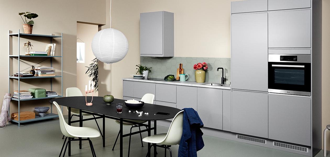 En svart Damixa Silhouet kran sätter prägeln i detta Integra Steel Grey kök Epoq Integra Steel Grey kök