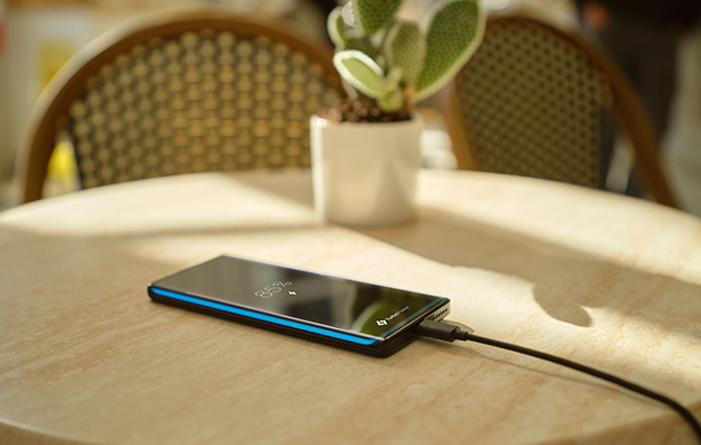 Motorola Edge-mobil laddas på ett bord