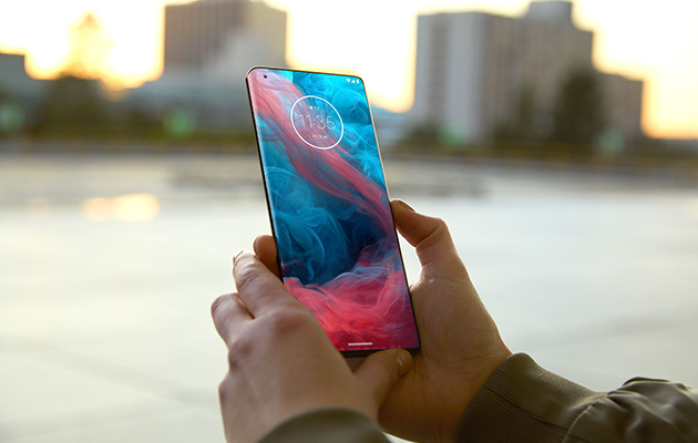 Fördjupa dig i Endless Edge-skärmen i full HD OLED med en storlek på 6,7” Motorola Edge Plus