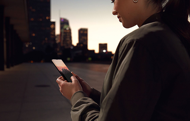 Få framtidens anslutningsmöjligheter idag - 5G är vägen framåt Motorola Edge Plus i handen på en kvinna i en storstad