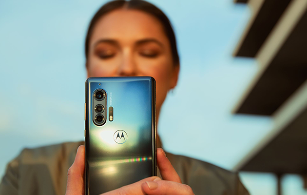Motorola Edge-serien ger dig modern kamerateknologi av hög kvalitet Motorola Edge Plus används av kvinnor för fotografering