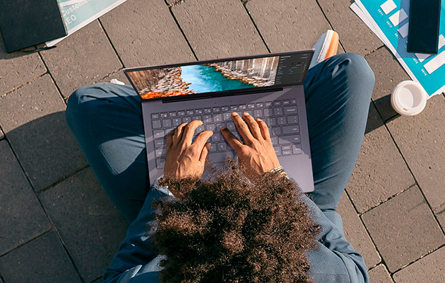 Samsung Galaxy Book S fungerar också utomhus Person sitter utomhus med Samsung Galaxy Book S