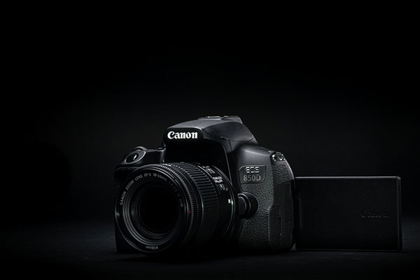 Canon EOS 850D Svart EOS 850D framifrån