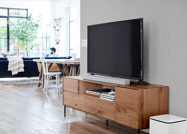 Bose Soundbar 700 ger förstklassigt ljud för all underhållning Bose Soundbar 700 under TV i ett vardagsrum