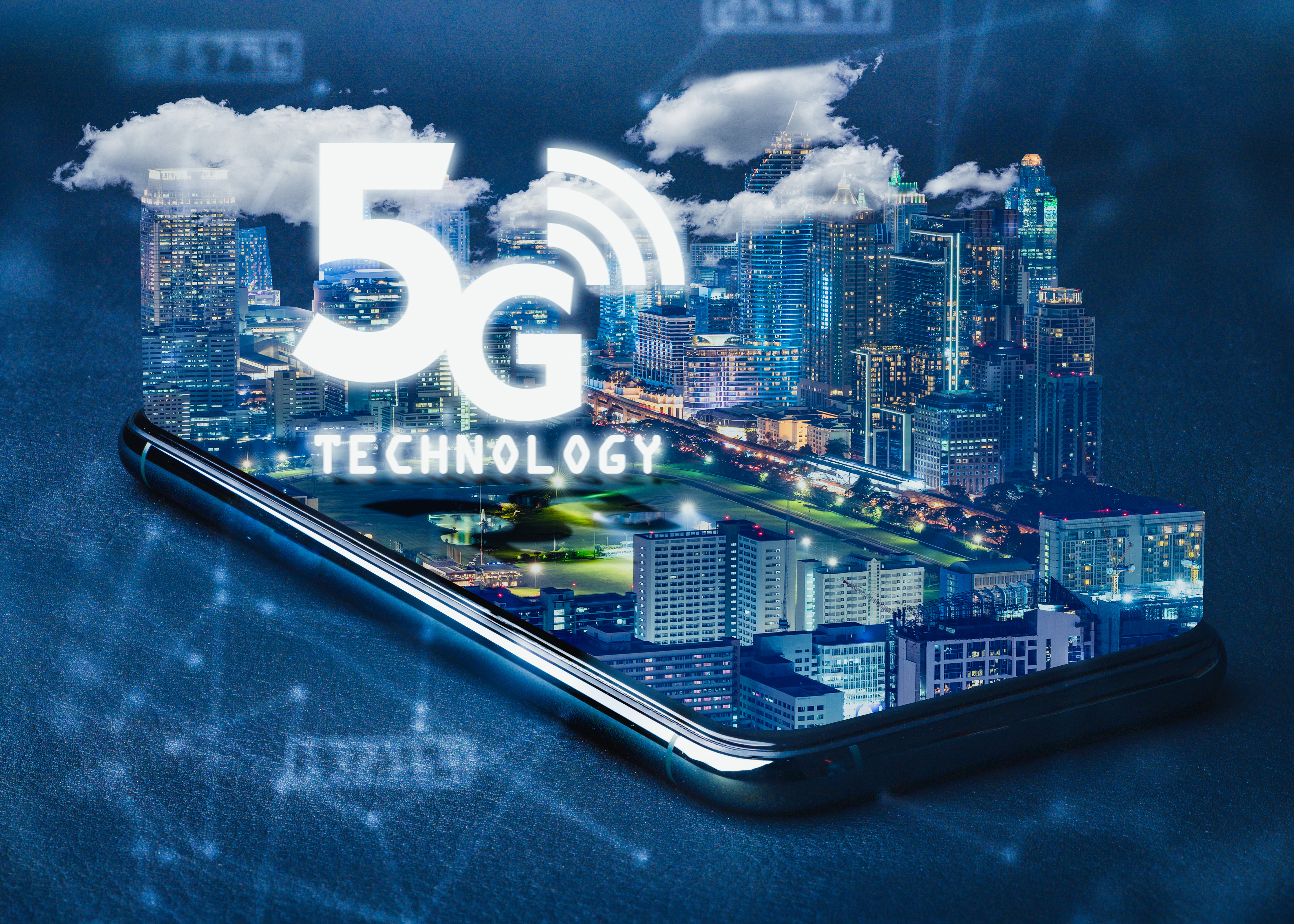 Nye muligheder med 5G En mobiltelefon vises med 5G animation henover