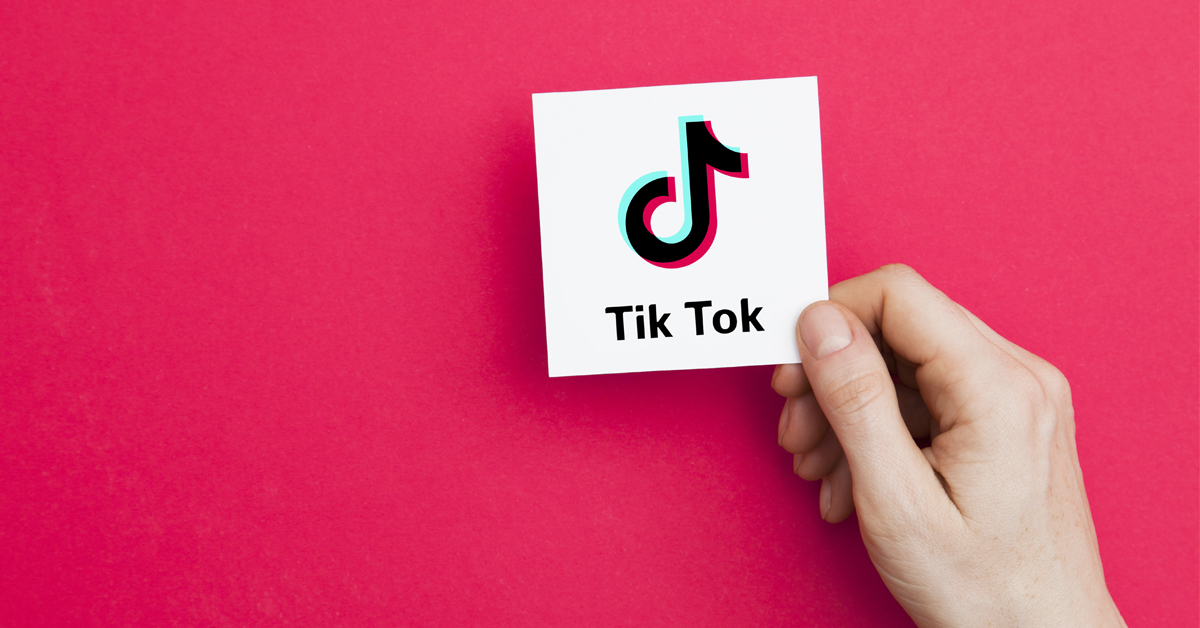 TikTok: Allt du behöver veta En hand som håller TikTok-loggan