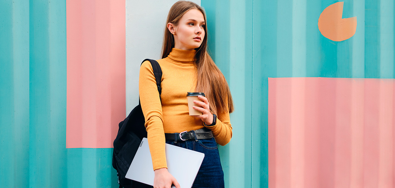 Lenovo IdeaPad 5 är ett fashion statement Kvinde står med Lenovo IdeaPad 5 i armene
