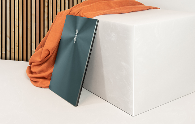 ZenBook 14 Svart ASUS ZenBook 14 snett från sidan