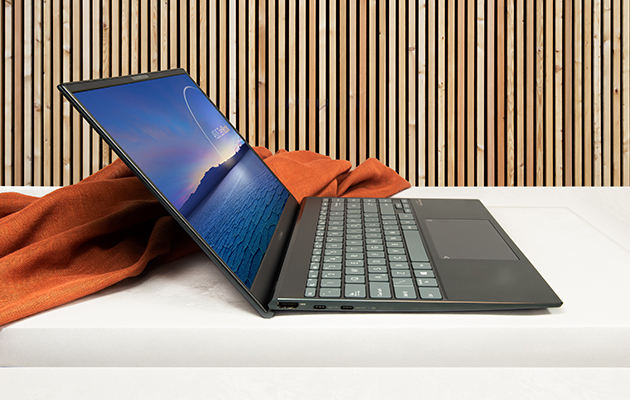 ZenBook 14 ASUS ZenBook 14 snett från sidan