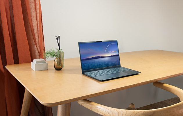 ZenBook 14 Svart ASUS ZenBook 14 på skrivbord