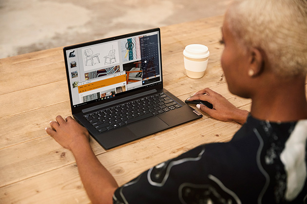 Lenovo Yoga Slim 7 gör din vardag lättare Kvinna som arbetar på en Lenovo Yoga Slim 7