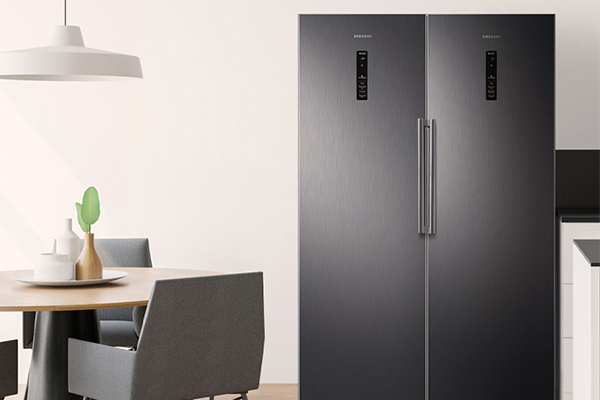 Ett kök för varje vardag – Samsung Twin Cooling
En man sitter i bilen och använder en mobiltelefon