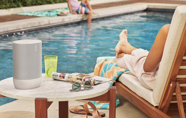 Bärbara Sonos Move fungerar med både Bluetooth och Wi-Fi Kvinna som ligger i en solstol vid en pool med Sonos Move på ett sidobord