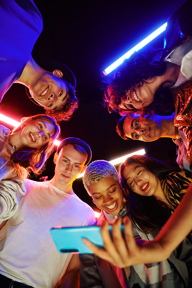 Ultra Wide selfie-funktionen gör att du enkelt kan ta snygga gruppselfies med vänner OnePlus Nord som används för att ta en gruppselfie