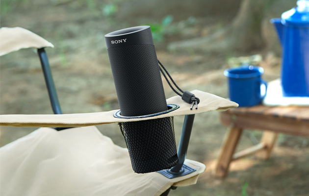 Sony SRS-XB23 tål det mesta Sony SRS-XB23 i en campingstol
