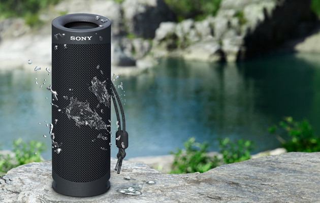 SRS-XB23 – vattentät högtalare Sony SRS-XB23 högtalare som står vid vattnet och vattenstänk