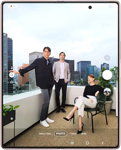 Tack vare den fantastiska 7,6-tums huvudskärmen, får du en helt ny produktiv frihet och kan multitaska med flera fönster öppna samtidigt Samsung Galaxy Z Fold2 5G