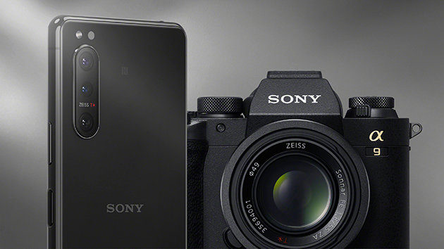 Kameran i Xperia 5II är fullproppad med spännande funktioner som Sony Alpha-kameror är kända för Sony Xperia 5II bredvid en Sony Alpha-kamera