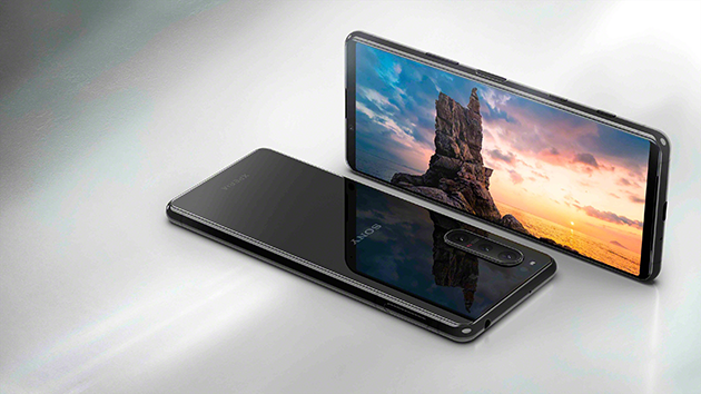 CinemaWide-skärmen säkrar överlägsen inlevelse för gaming Sony Xperia 5II sett framifrån och bakifrån