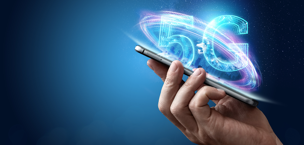 Få en fullständig översikt över vilka 5G-mobiltelefoner som finns och se varför du bör välja 5G 5G-telefon i en hand med ett 5G-hologram i bakgrunden