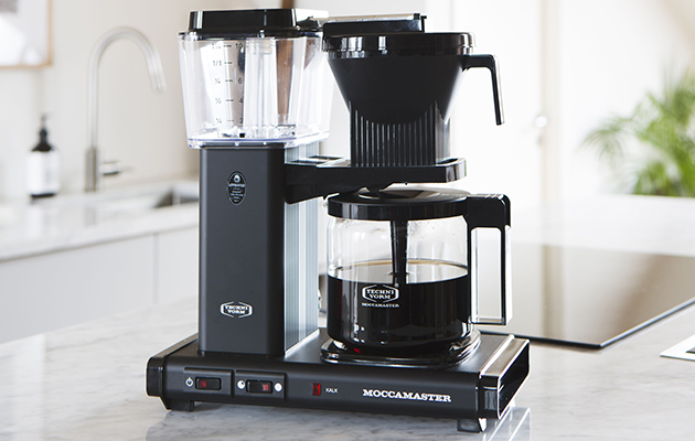 Moccamaster – ett stort sortiment av högkvalitativa kaffebryggare En Moccamaster kaffebryggare som står på en köksö