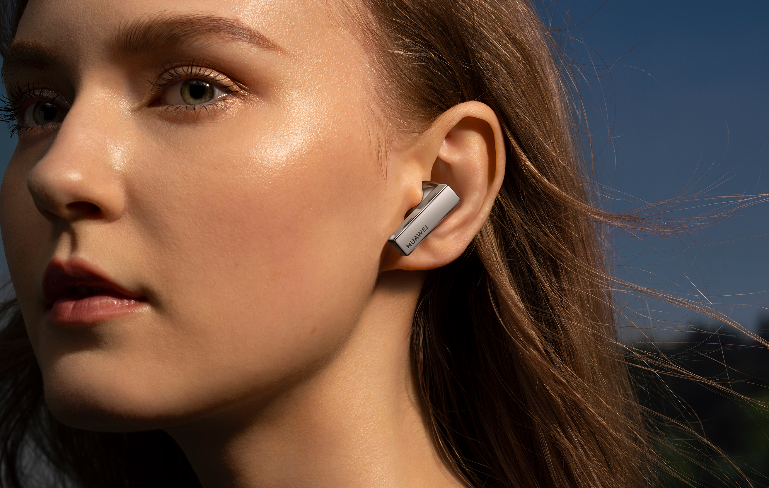 Cozy Mode tar bort irriterande ljud från omgivningarna Kvinn med HUAWEI FreeBuds Pro