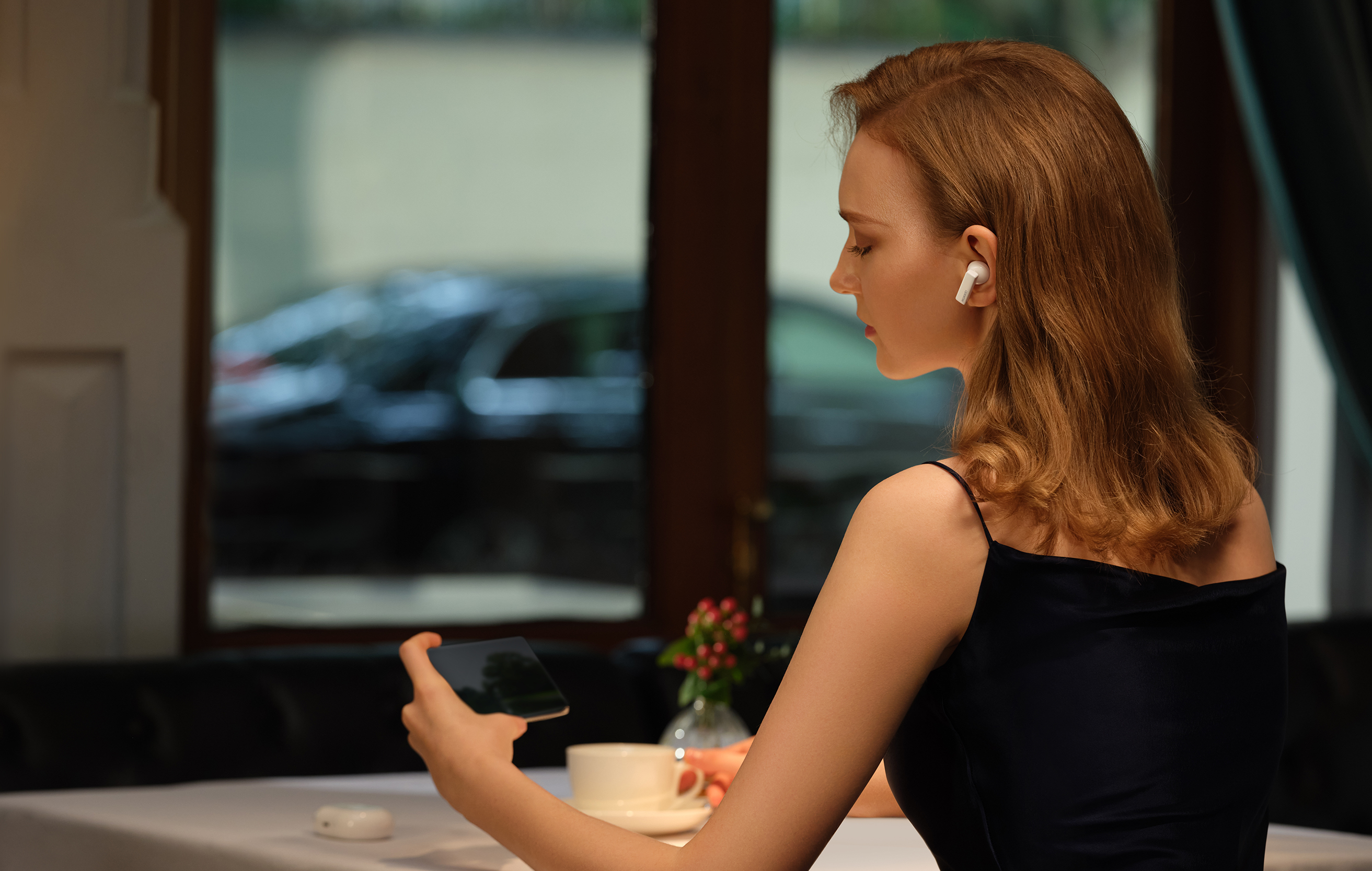 General Mode reducerar ojud i omgivningen Kvinna med HUAWEI FreeBuds Pro på restaurang