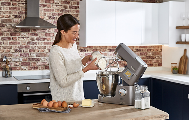 Dubbla din kreativitet och lyckas med bakningen En kvinna som använder Kenwood Titanium Chef Patissier XL till att baka