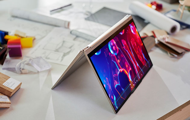 Lenovo Yoga C940 Lenovo Yoga C940 på ett bord i tältläge