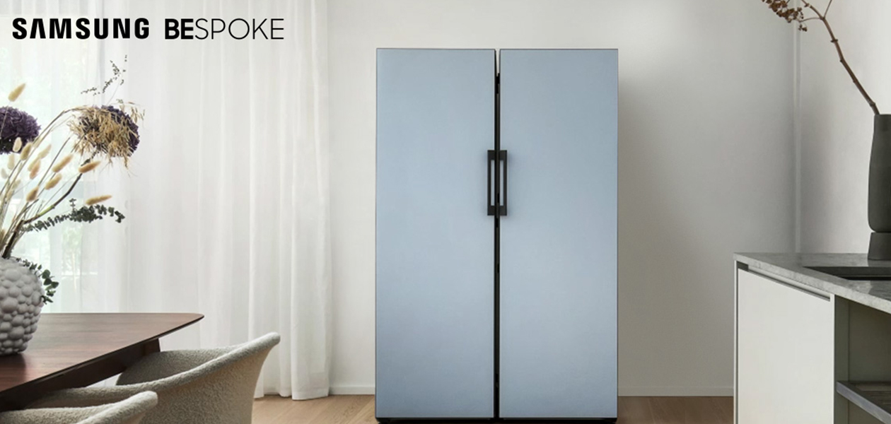 Samsung Bespoke En ljusblå kyl och frys bredvid varandra i ett kök