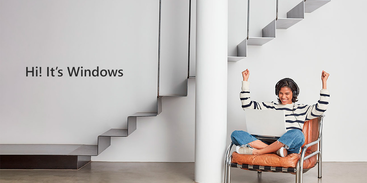 Windows - flera sätt att arbeta på Kvinna som sitter i en stol med en dator i knät och armarna sträckta uppåt