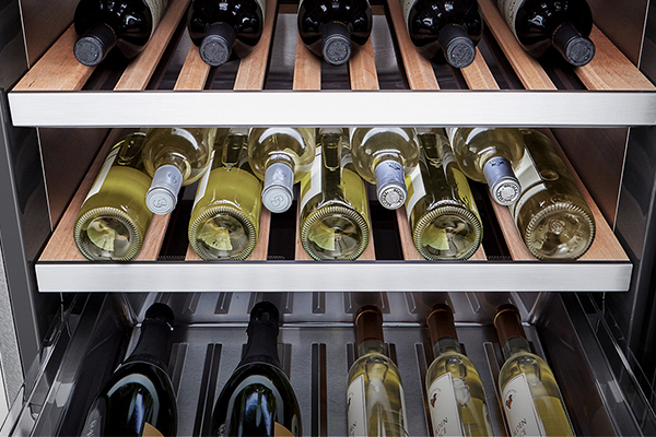 LG Signature med tre olika temperaturzoner Rött, vitt och mousserande vin på tre olika hyllor i en vinkjylare