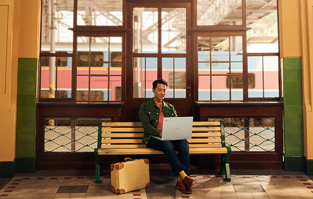 Inget Wifi, inget problem Man som sitter på en tågstation och använder en Chromebook