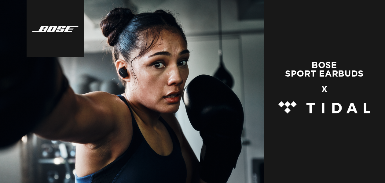 Köp Bose Sport Earbuds - få TIDAL HiFi i 6 månader Kvinna som boxar med Bose Sport Earbuds plus kampanjtext