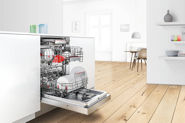Bosch Zeolith En öppen diskmaskin med ren, torkad disk inuti