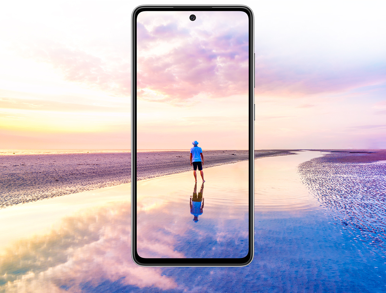 Samsung Galaxy A52 är alltid till hands, redo att göra ditt online-liv smartare och roligare Samsung Galaxy A52 5G och en man på strand i vacker solnedgång