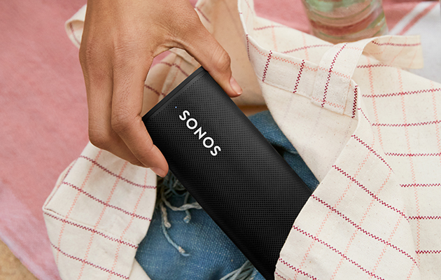 Bärbara Sonos Roam fungerar med både Bluetooth og Wi-Fi Sonos Roam tas ut av väska