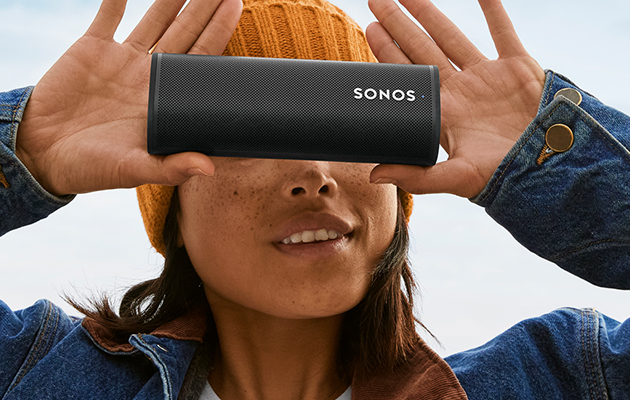 Bärbara Sonos Roam fungerar med både Bluetooth och Wi-Fi Sonos Roam framför ögonen på en kvinne