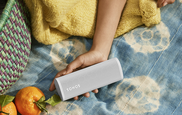 Bärbara Sonos Roam fungerar med både Bluetooth och Wi-Fi Sonos Roam på picknik-filt