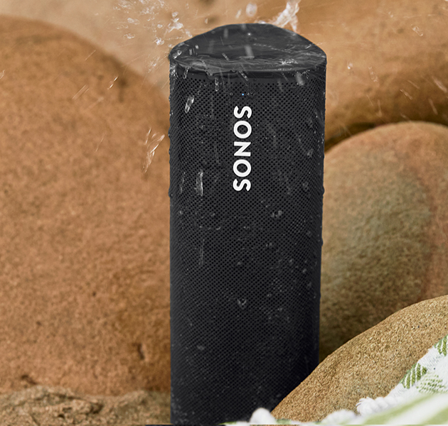 Roam är solid konstruerad och IP67-klassad Sonos Roam med vattenstänk