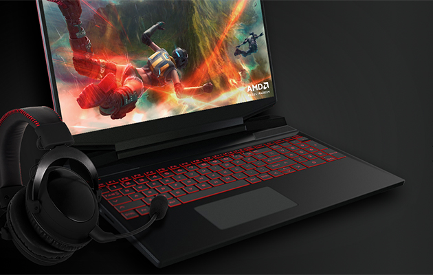 Hardcore hårdvara En bärbar gamingdator med gaming-headset
