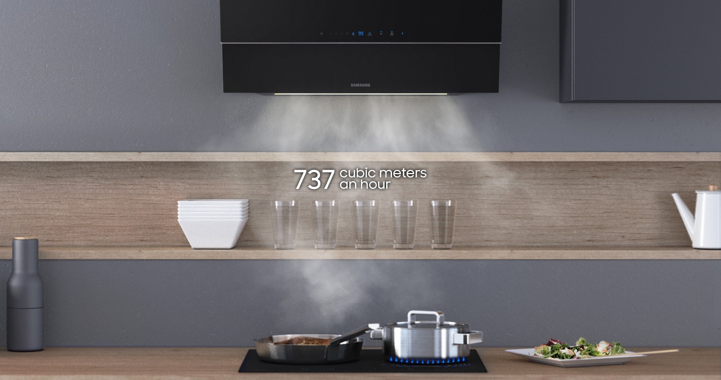 Tystgående Ventilation Samsung spiskåpa och spishäll med mat som ger stekos och texten “737 cubic meters an hour”