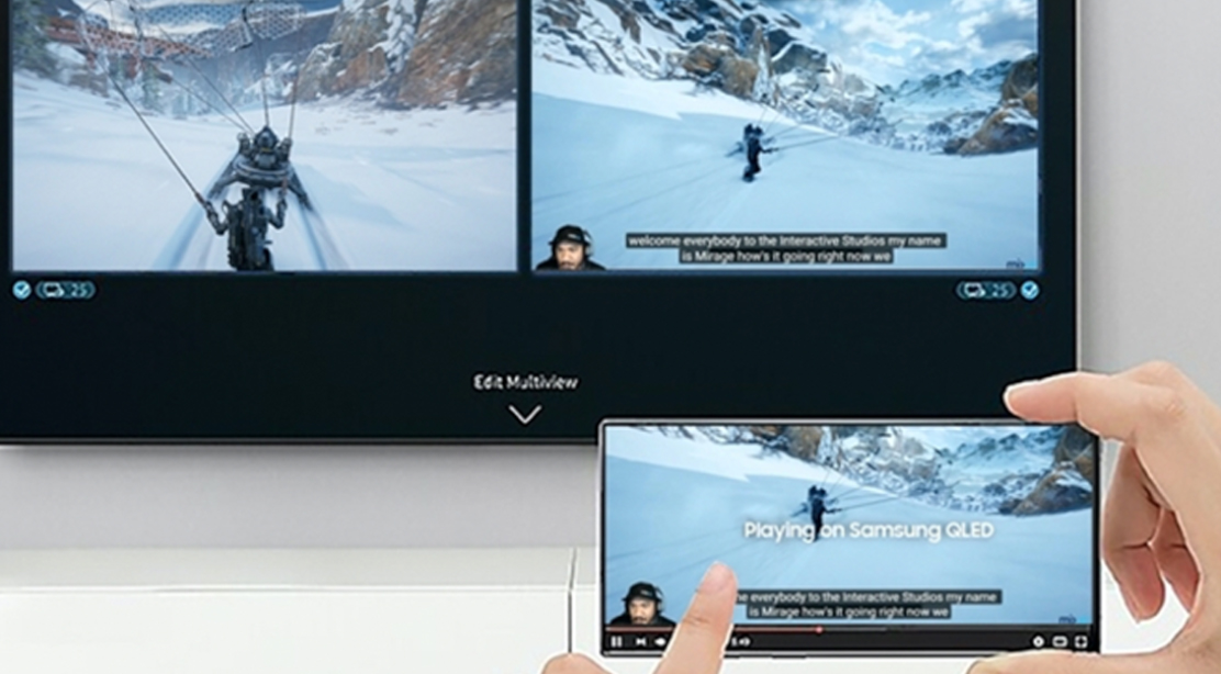 Med Game Multi View kan du spela på ena sidan av skärmen och spegla din mobil på den andra sidan. Person som speglar mobilen på TV-en