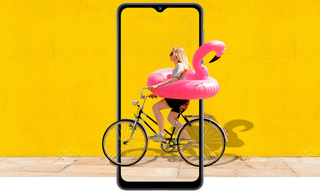 Utöka ditt synfält med Galaxy A32 5G Galaxy A32 5G och en bildsimulering av en kvinna på en cykel med ett uppblåst flamingo