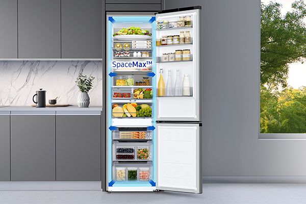 Samsung kylskåp med SpaceMax Ett öppet kylskåp i rostfritt stål i ett integrerat kök