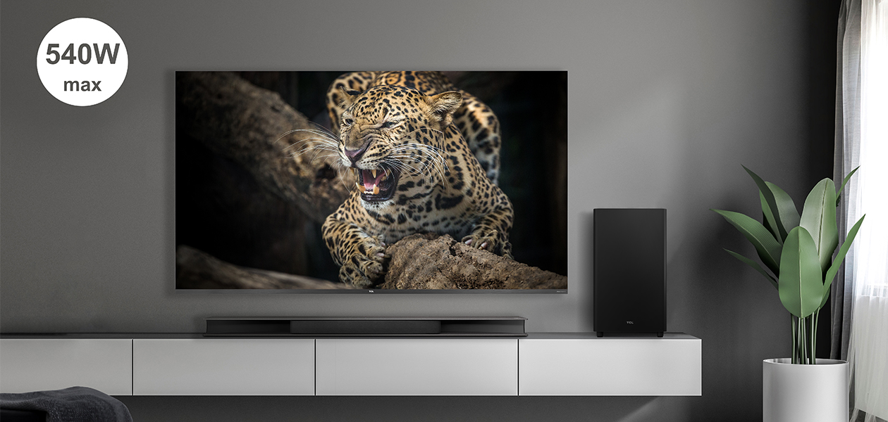 Upplev maximalt ljud TV, soundsbar och subwoofer bredvid vägg