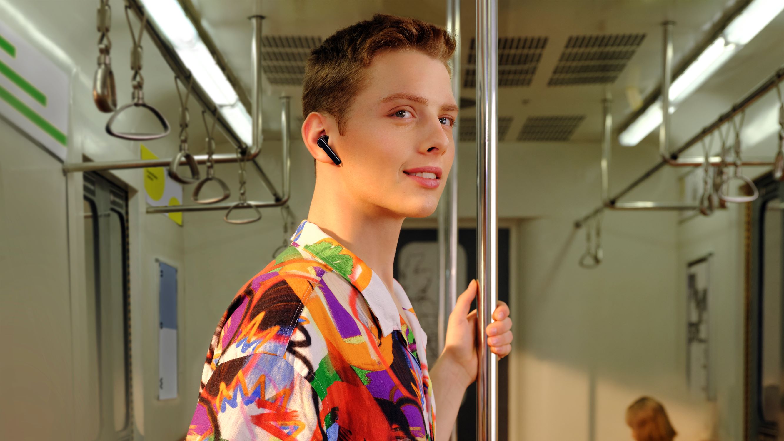 Huawei Freebuds 4i är bekväma att ha på sig Man på tunnelbanan med svarta Huawei Freebuds 4i