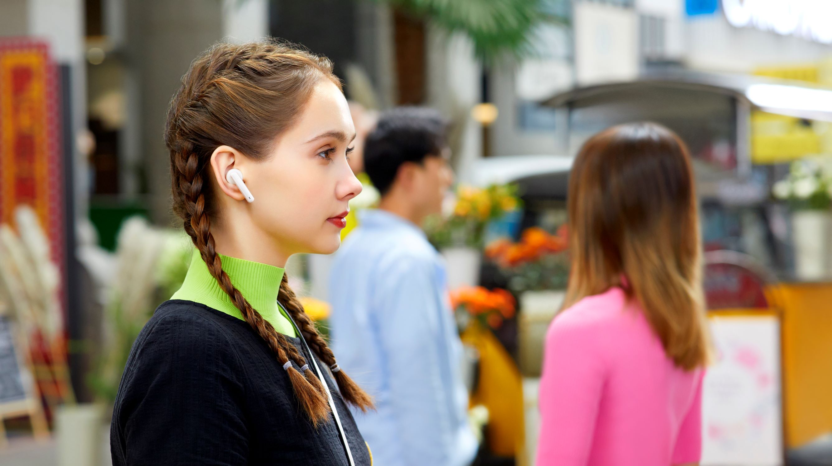 Huawei Freebuds 4i har ANC Kvinna med vita Huawei Freebuds 4i