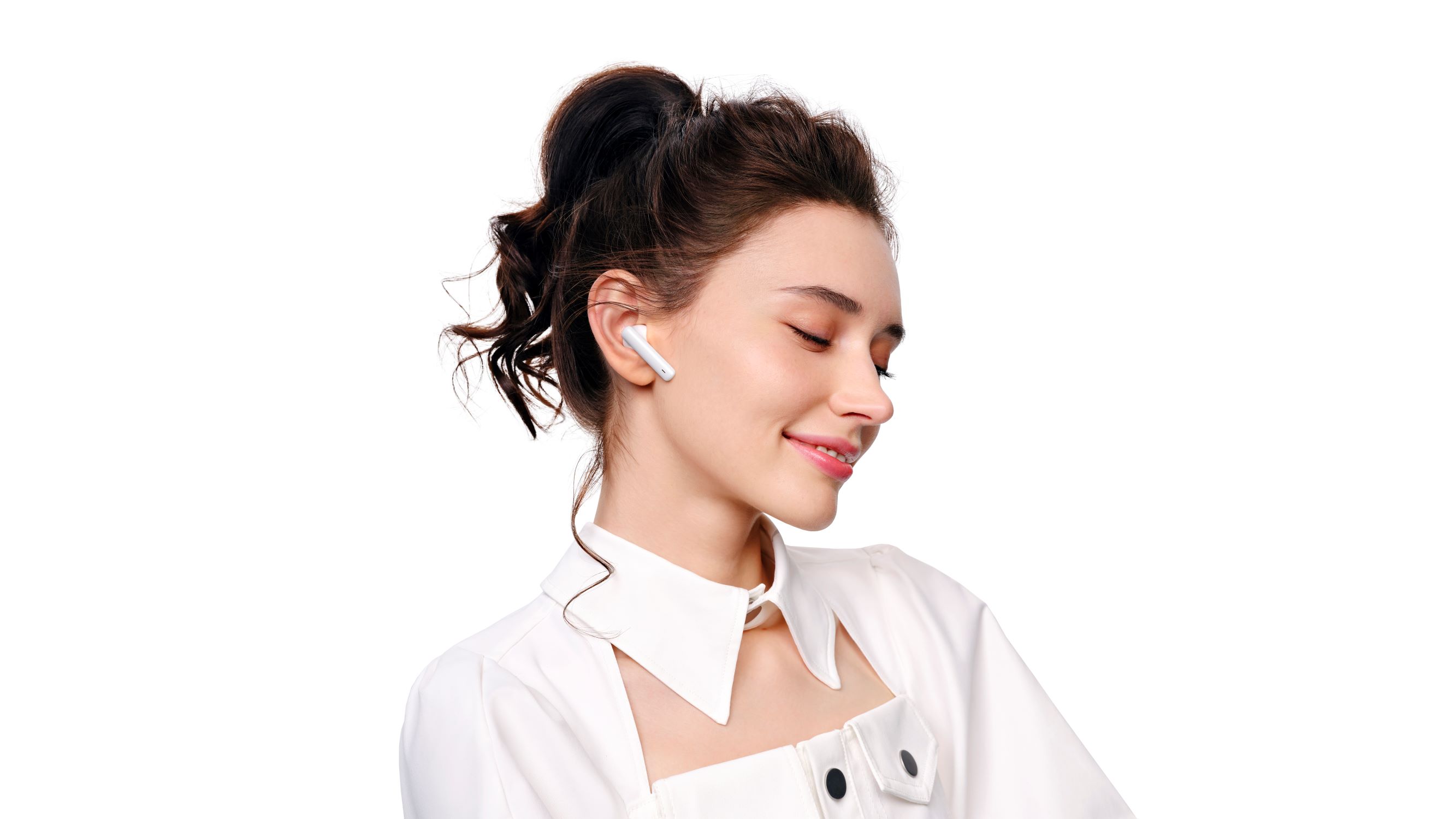 Huawei Freebuds 4i har en stilren design Kvinna med vita Huawei Freebuds 4i