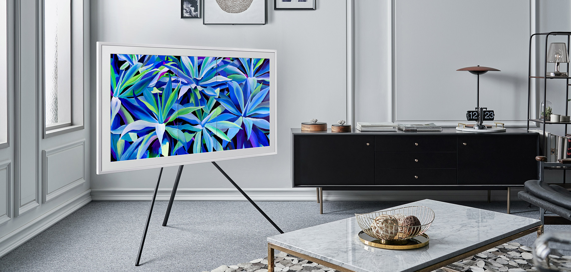 Med The Frame får du både underhållning i QLED-kvalitet och konst att dekorera TV:n med när den är avstängd The Frame på ställ i vardagsrum